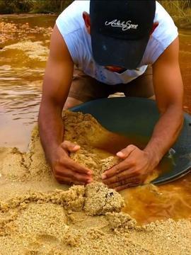 人工沙金淘金视频过程,人工沙金淘金全过程，揭秘黄金挖掘奥秘