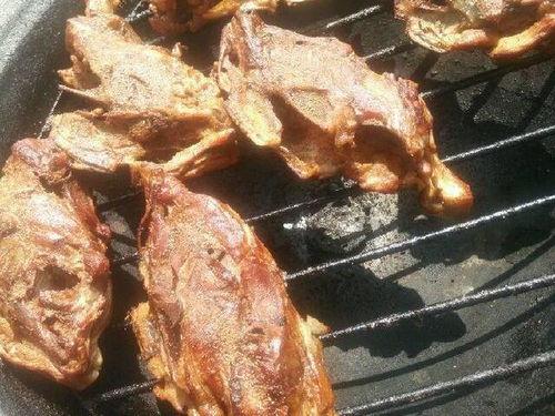 熏鸡架的做法视频,家庭自制香辣熏鸡架，美味又简单！