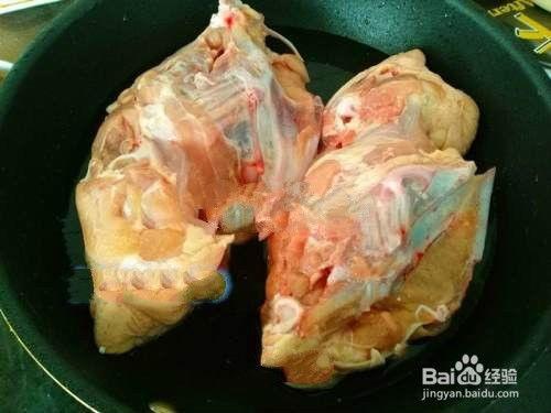 熏鸡架的做法视频,家庭自制香辣熏鸡架，美味又简单！